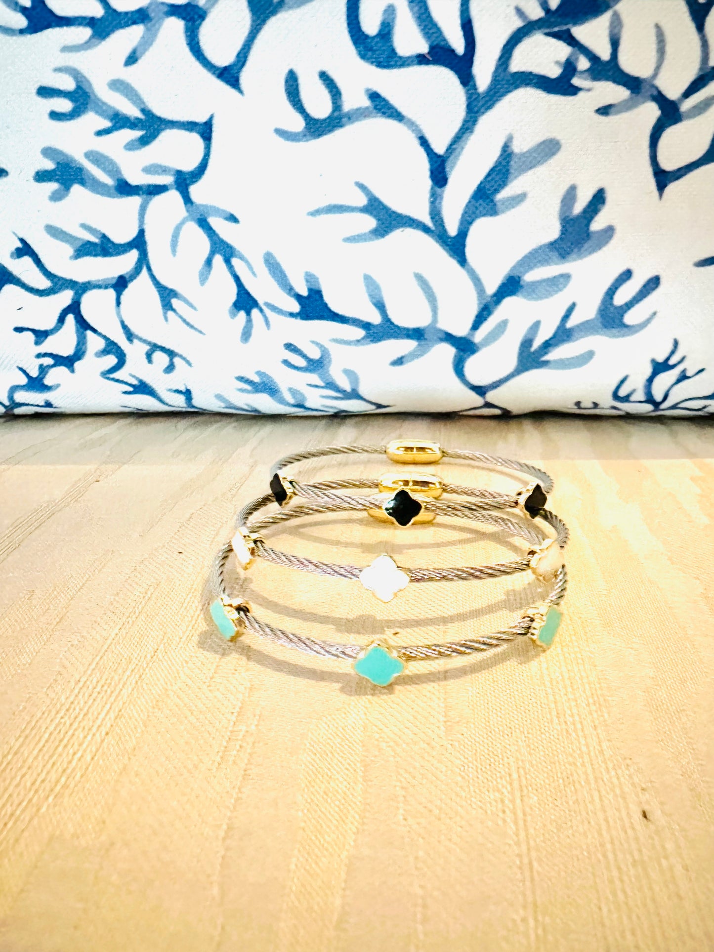 Wire cable clover crystal magnetic closure