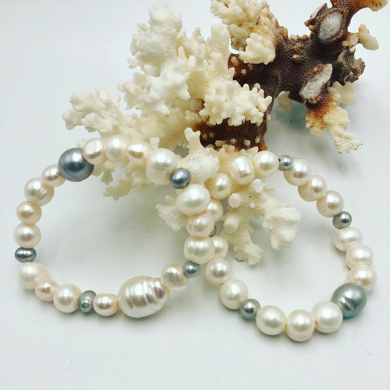 White pearl bracelet with gray pearl accent